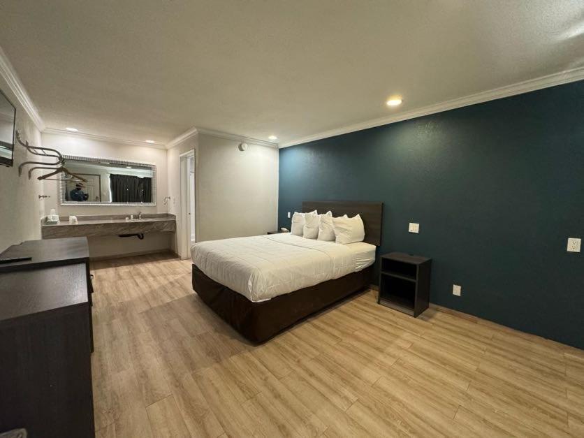 Hotel Baymont By Wyndham Bakersfield Exterior foto